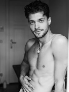 Callboy Noah aus Berlin Oberkörperfreies Bild